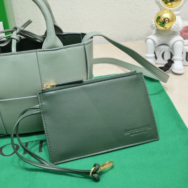 Batch 1420 BV Candy Arco super mini tote bag. The size of a mobile phone 😋 can only hold cuteness 🥰 I have always been fond of tote bags because it has no complicated design, is simple and neat, and can be easily matched with daily clothes. Key points, key points! It is equipped with a detachable shoulder strap, so you can match your different looks. It is full of texture. Size: 20*7*13 Style number: 9895#